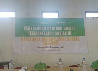 BUPATI BANGGAI LAUT TINGGALKAN LOKASI PEMBAGIAN BANSOS DI DESA MATANGA SETELAH SAMBUTAN DIPOTONG WARGA
