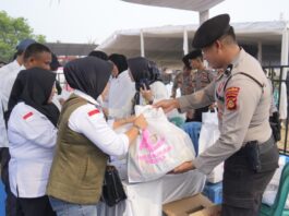 Dari PAAKRI, Bhayangkari Sumsel Hadirkan Bantuan Pangan dan Pelayanan Kesehatan untuk Warga